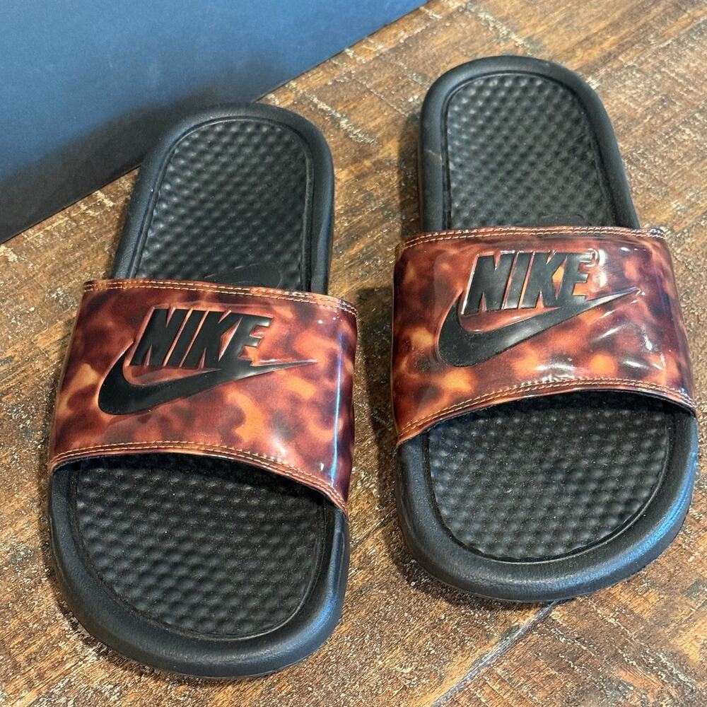 Nike Women's Benassi JDI Tortoise Print Slide Size 8 Sandals Black Brown - Picture 2 of 5